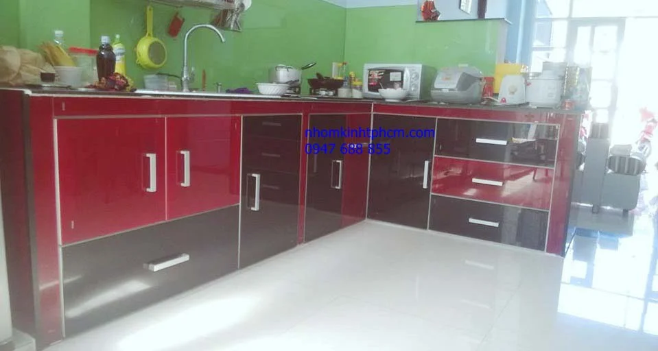 báo giá tủ bếp nhôm kính vân gỗ giá tủ bếp nhôm kính