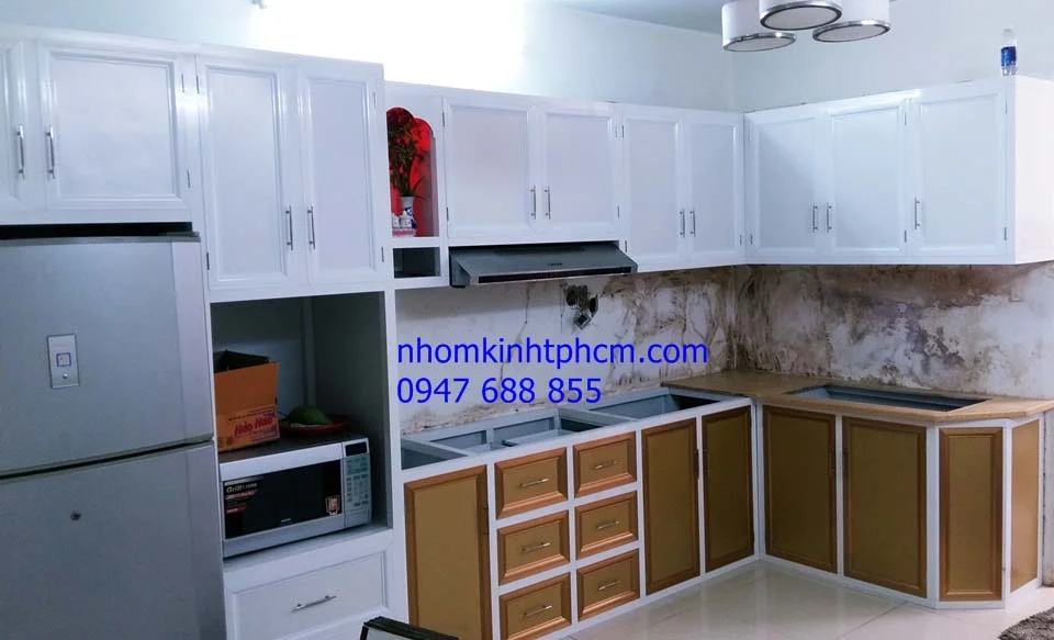 tủ bếp nhôm kính treo tường tu bep nhom kinh gia bao nhieu