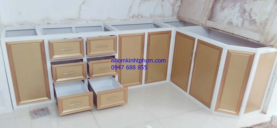 tủ bếp bằng nhôm kính