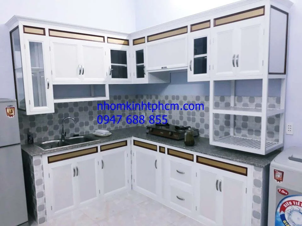 Tủ bếp nhôm kính giả vân gỗ cao cấp. mẫu tủ bếp nhôm kính đẹp