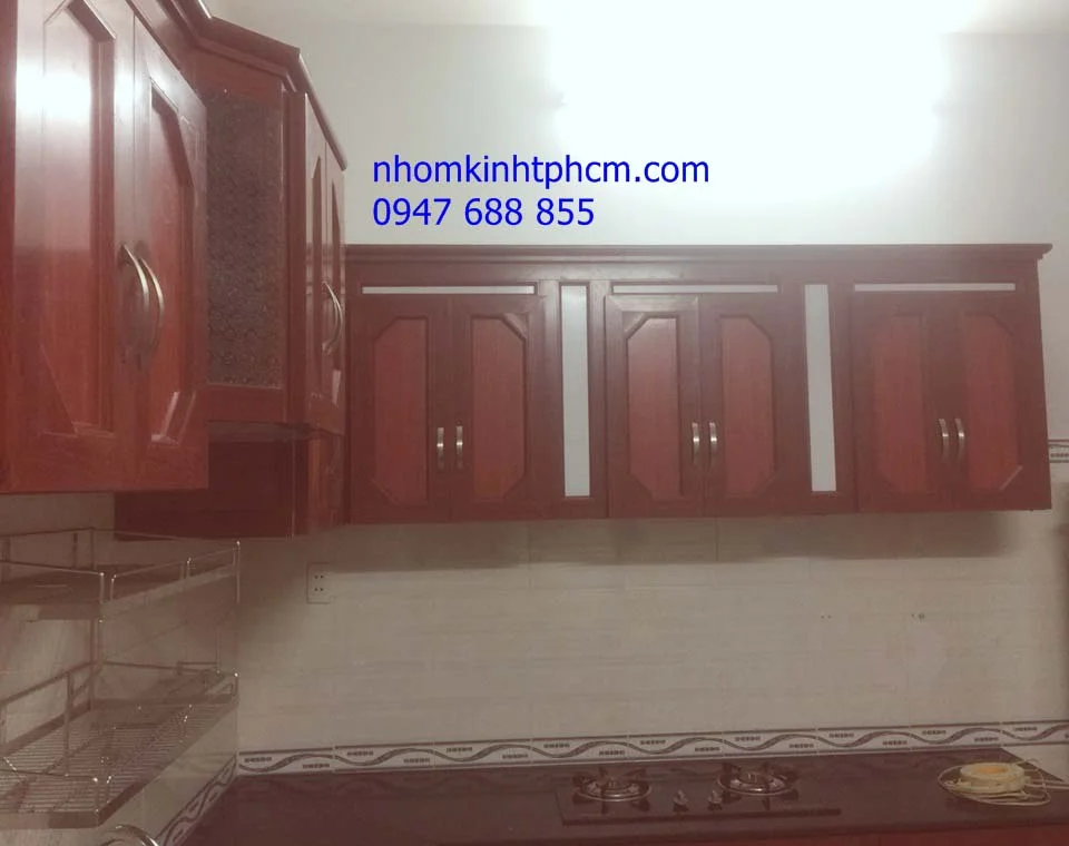 Tủ bếp nhôm vân gỗ mẫu hiện đại