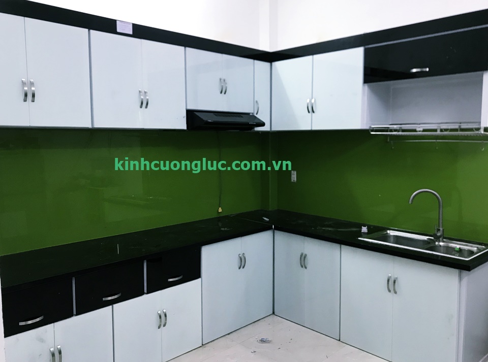 tủ kệ nhôm kính đẹp